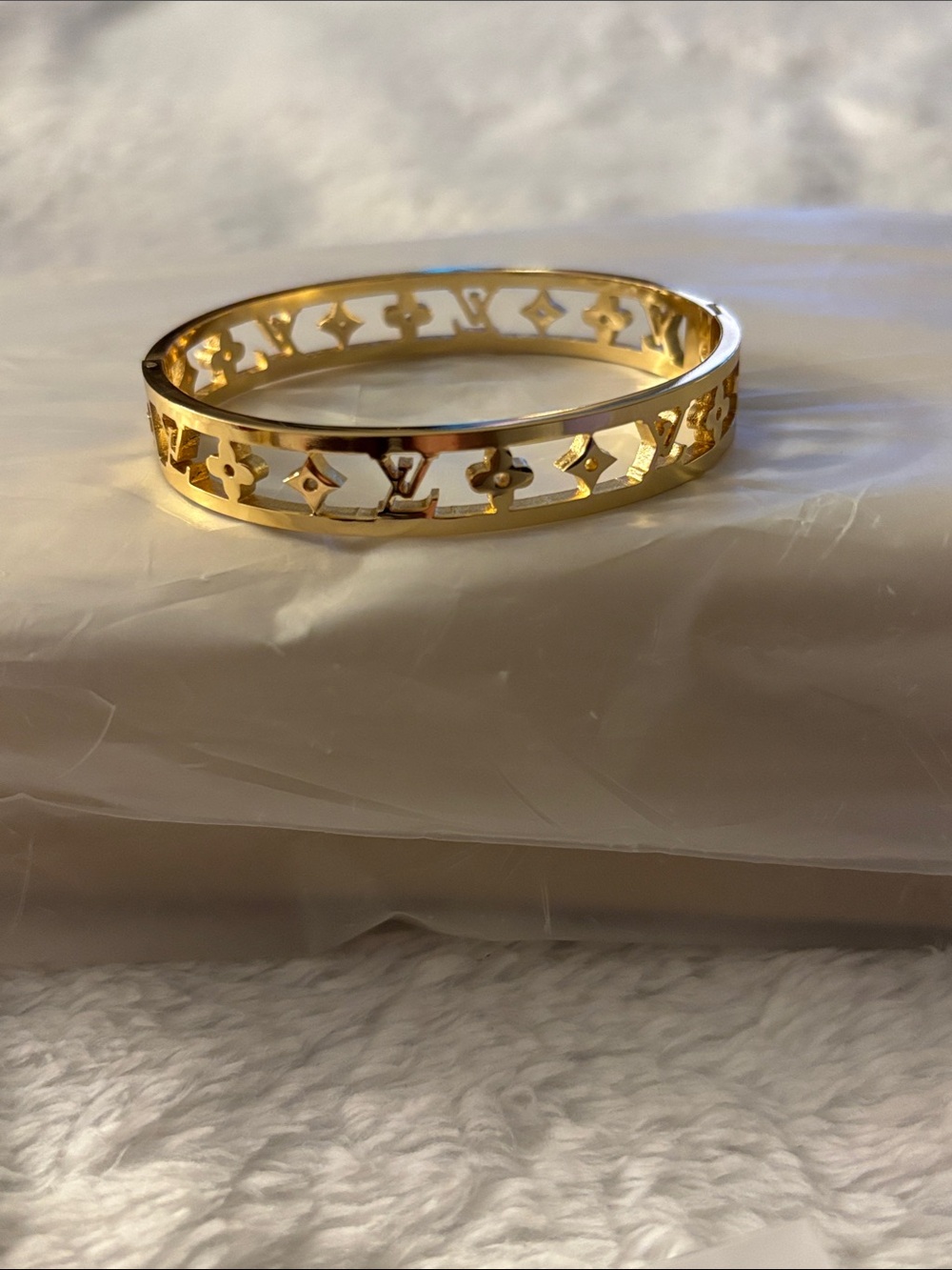 Fashion Jewelry Gold Cutout Motif Women's Bangle Bracelet